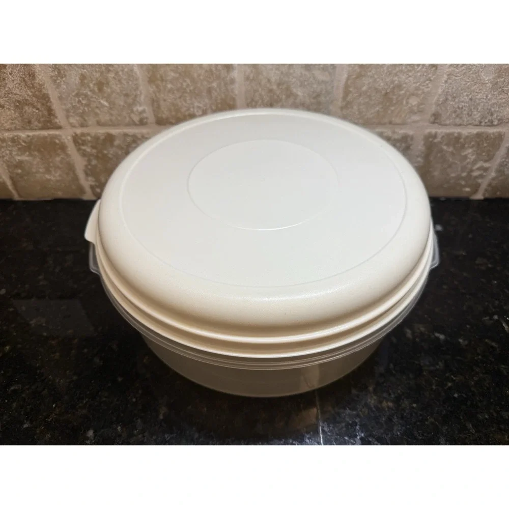 VTG Rubbermaid Servin Saver 22 Cup 5.2L Round Food Storage Container Almond‎ Lid